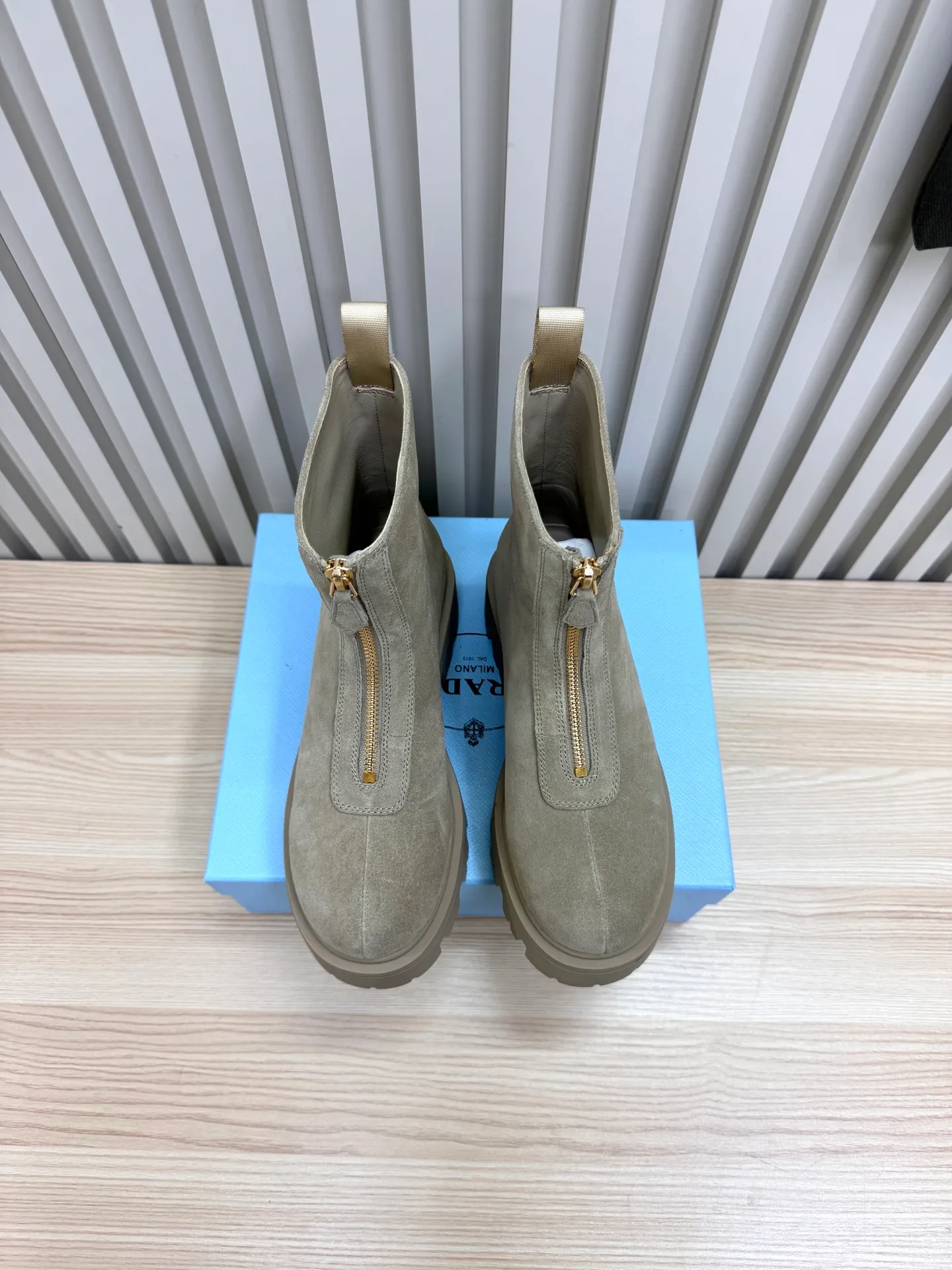 👟👟Ex-factory price 680👟👟 Prada / Prada couple's Martin boots are here, comfortable and elegant to wear. The original molded outsole of the counter is 1:1 replica. It is made of non-slip and wear-resistant imported TPU tin mold vacuum outsole. Tank-shaped thick sole. Fabric: imported anti-explosion cowhide. Lining: imported mixed sheepskin lining. Sheepskin foot pads. Outsole: tin molded beef tendon sole. Code number: 35-41 (42 customized)